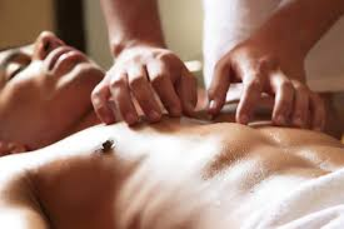 Massagista Passivo Meigo Quarento Faz Massagem a Ativos.